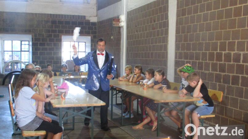 Auf Einladung des Motorsportvereins Mitterteich bot Zauberer Franz aus Waldsassen 20 Kindern eine fast zweistündige Show. Bild: Christine Greger/exb