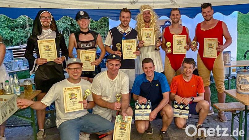 Die Sieger der Parksteiner Tennis-Beer-Pong-Meisterschaft haben gut lachen. Bild: Michael Uschold/exb