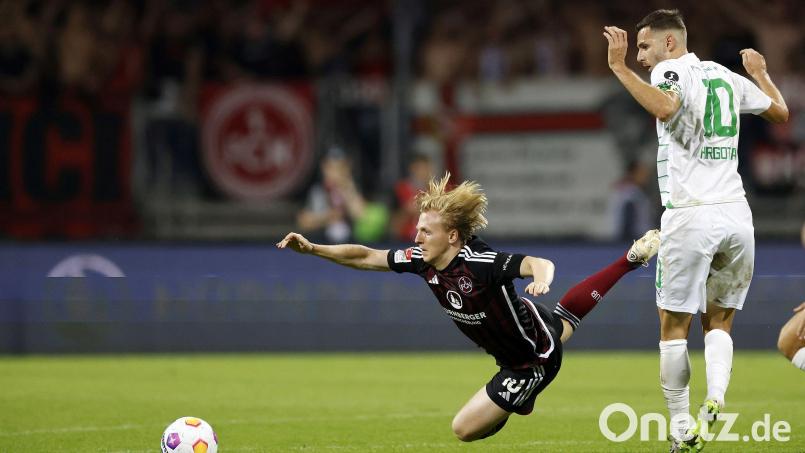 Nürnbergs Mats Möller Daehli (links) wird von Fürths Kapitän Branimir Hrgota gefoult.Vor allem in der zweiten Hälfte ging es im Franken-Derby richtig kernig zu. Bild: Daniel Löb/dpa