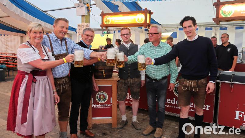 Mit nur einem Hammerschlag zapfte Bürgermeister Oskar Schuster (Dritter von links) das erste Fass Bier an. Auf das 37. Friedenfelser Herbstfest stieß er mit (von links) Jutta und Thomas Siepen, Braumeister Lukas Richtmann, Brauereibesitzer Karlheinz Mohr und Johannes Freiherr von Gemmingen-Hornberg an. Bild: bsc