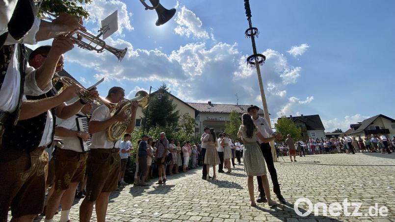 Kirwa-Idylle unter weiß-blauem Himmel: Die Hammerbachtaler Blousn begleitete das Austanzen des Kirwabaumes in Freudenberg. Bild: gri