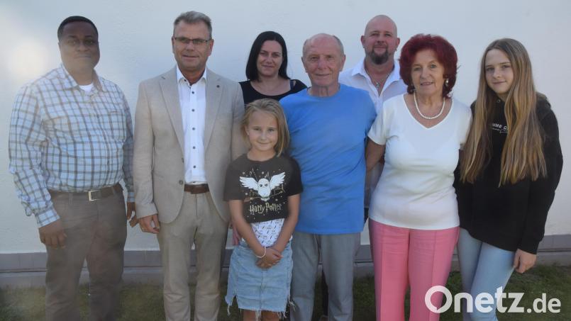 Pfarrer Edwin Ozioko und Bürgermeister Karlheinz Budnik (von links) überbringen Walter und Jutta Bäumler Glückwünsche. Bild: fz
