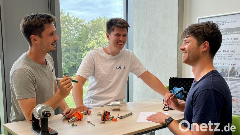 Das Team von &quot;2Lock&quot;: Benedikt und Simon Bäuml sowie Martin Scherl (von links) haben ein Sicherheitssystem für E-Bikes entwickelt. Bild: 2Lock