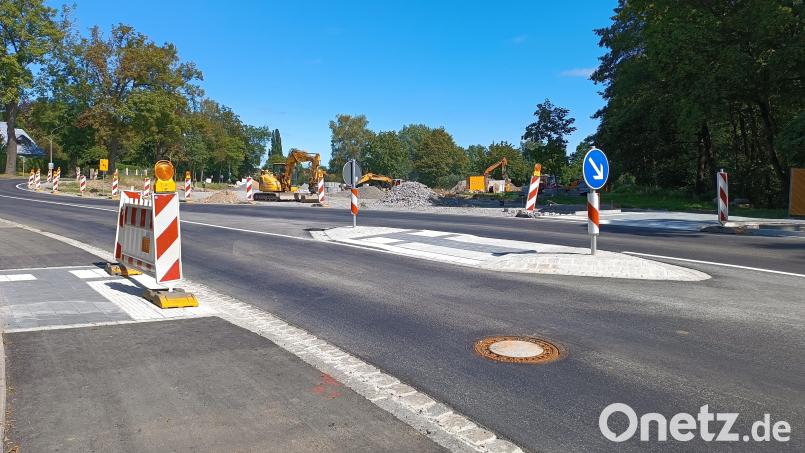 Die Querungshilfe auf der Mähringer Straße beim Parkplatz gegenüber dem Landratsamt in Tirschenreuth ist fertiggestellt. Im nächsten Bauabschnitt wird bis November der Parkplatz ausgebaut. Bild: szl