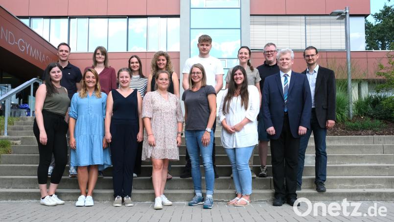 Neue Lehrkräfte gibt es am Stiftland-Gymnasium. Das Bild zeigt (vorne, von links) Nadeshda Schweiger, Anja Malzer, Nina Wilholm, Laura Heuhserer, Christina Hofmann, Daniela Meidinger, Schulleiter Matthias Weiser sowie (hinten, von links) Benjamin Breitweg, Silvia Härtl, Alisa Bauer, Fabienne Schaumberger, Lukas Meckel, Melanie Walbrunn, Personalratsvorsitzenden Sascha Häcker und stellvertretenden Schulleiter Martin Putzlocher. Bild: Klaus Schoefl/exb