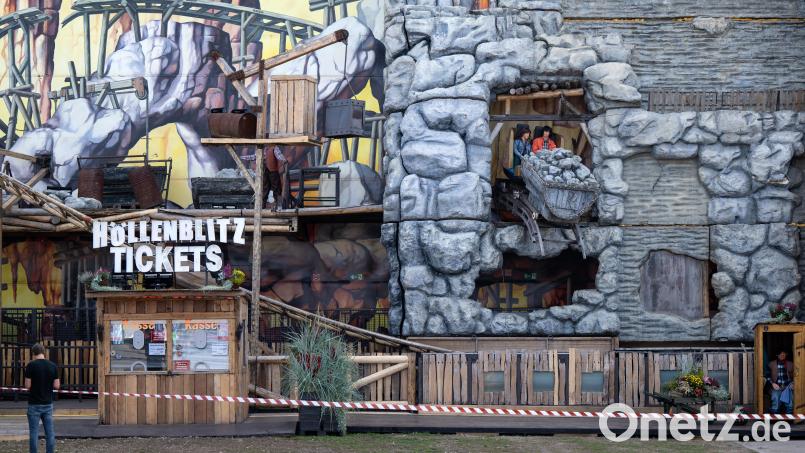 Die Achterbahn „Höllenblitz“ auf dem Festgelände. Auf dem Münchner Oktoberfest sind bei einem Zusammenstoß zweier Achterbahn-Waggons acht Menschen leicht verletzt worden. Bild: Sven Hoppe