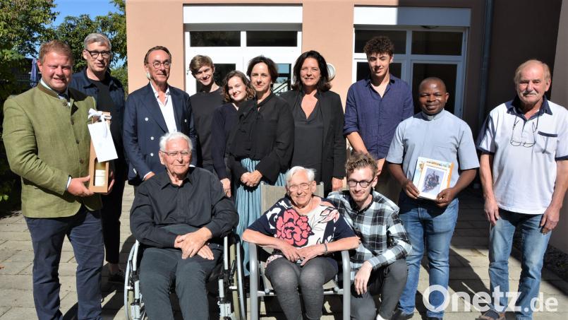 Oskar Seitz (vorne links, neben Ehefrau Else) feierte am Samstag seinen 90. Geburtstag. Es gratulierten zahlreiche Familienmitglieder sowie Bürgermeister Stefan Grillmeier (links), Lothar Dietz (rechts) und Pfarrvikar Luke Eze. Bild: jr