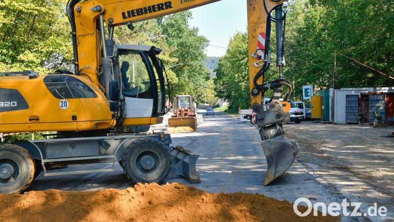 Der Bagger steht schon bereit, die Bauarbeiten für den Radweg in der Köferinger Straße haben begonnen. Bild: Petra Hartl