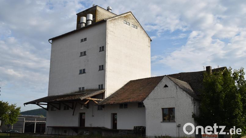 Die Wernberg Speicher Quartier GmbH &amp; Co. KG plant in der Bahnhofstraße eine großzügigen Wohnanlage mit bezahlbarem Wohnraum. Dafür wird der Sperl-Turm abgebrochen und durch ein sechsstöckiges Wohnhaus ersetzt. Bild: bnr