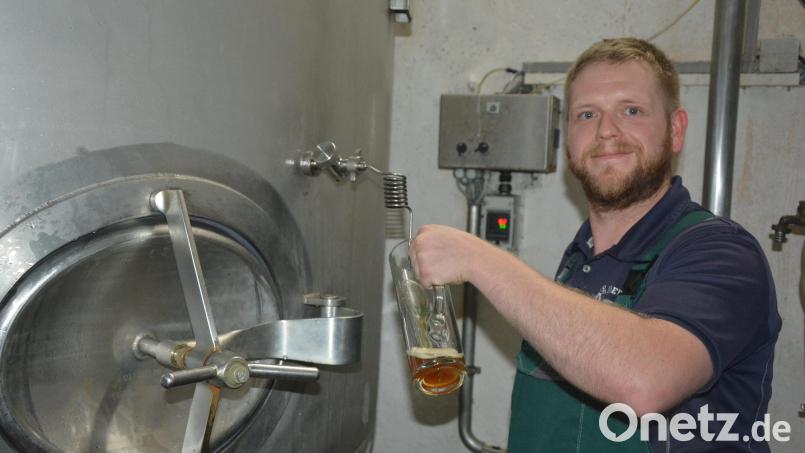 Tobias Schraml hat das Rezept für den Karpfentrunk entwickelt. Herausgekommen ist ein goldrotes Bier. Bild: jr