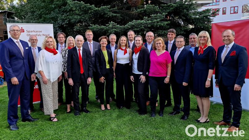 Die 15 Geehrten der Sparkasse mit Jens Michael Heine (links), Mitglied des Vorstandes, und Vorstandsvorsitzendem Hans-Jörg Schön (rechts). Bild: R. Kreuzer