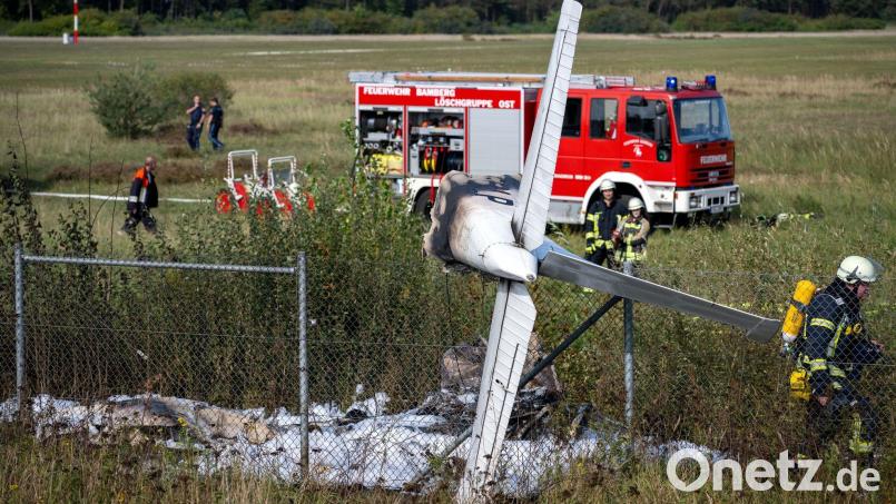 Die Trümmerteile des abgestürzten Flugzeugs hängen in einem Zaun. Bild: Pia Bayer/dpa