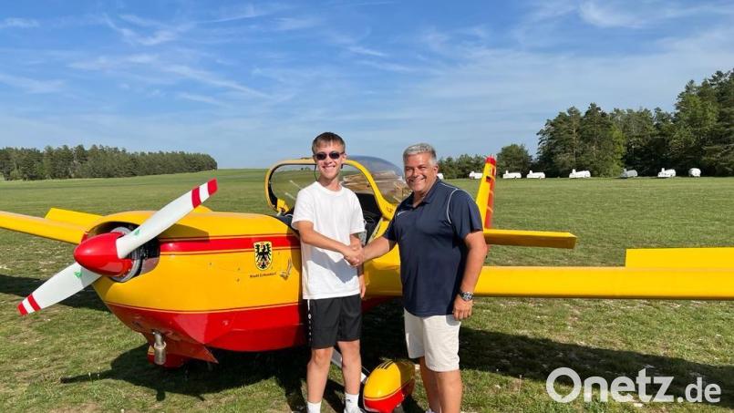 Nach dem Prüfungsflug gratulierte Frank Kurtz (rechts) vom Luftamt Nordbayern dem Flugschüler Felix Klemm. Bild: gdö