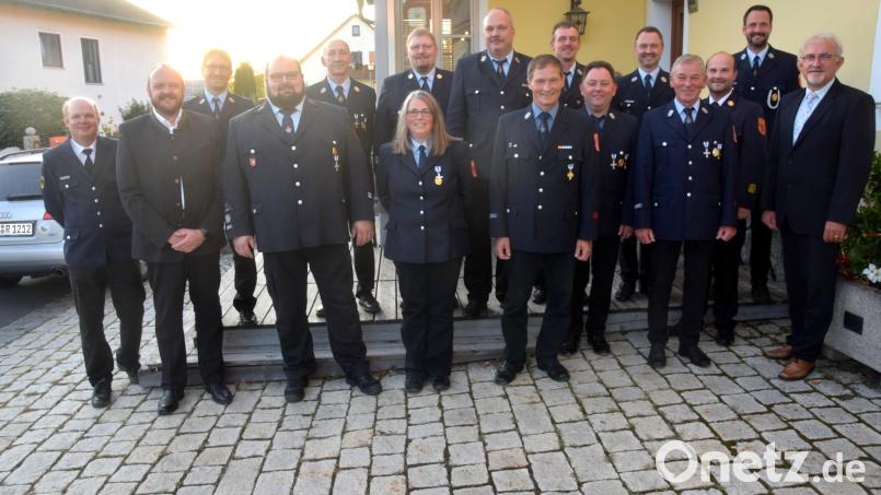 Die Geehrten für langjährigen Feuerwehrdienst in Püchersreuth und seinen Ortsteilen. Als erste Frau in der Gemeinde wurde dabei Sonja Treml für 25 Jahre Engagement ausgezeichnet. Das große Ehrenzeichen für 50 Jahre aktive Dienstzeit bekam Josef Leipold (rechts daneben). Bild: fz