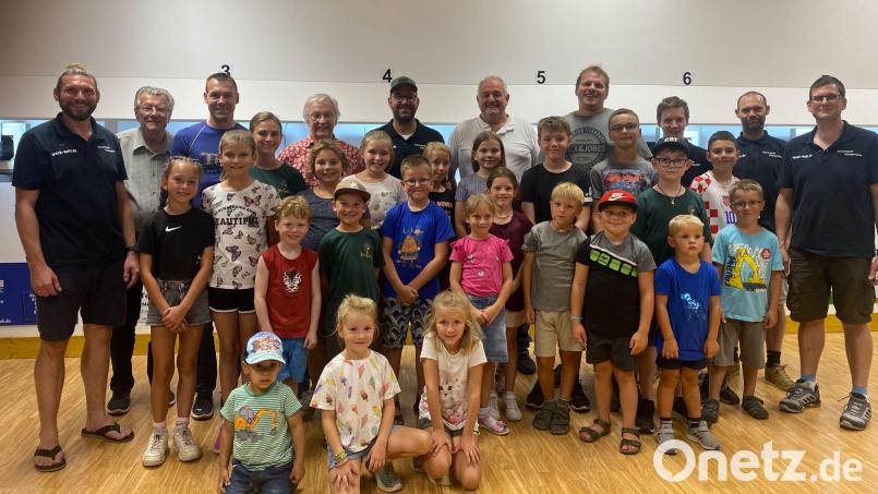 Viele Kinder erhielten bei den Schützen in Königshütte Einblicke in den Schießsport. Mit im Bild (hinten von links) Peter Härtl, Josef Pohl (Bezirkssportwart BVS Bayern), stellvertretender BLSV-Bezirksvorsitzender Andreas Malzer, Dieter Menzel (kommissarischer Bezirksvorsitzender BVS Bayern), Schützen-Vorsitzender Johannes Kirchner, Bürgermeister Johann Burger, Jugendbeauftragter Martin Teubner, Julian Männer, Thorsten Härtl und Matthias Menzel. Bild: Peter Hartl/exb