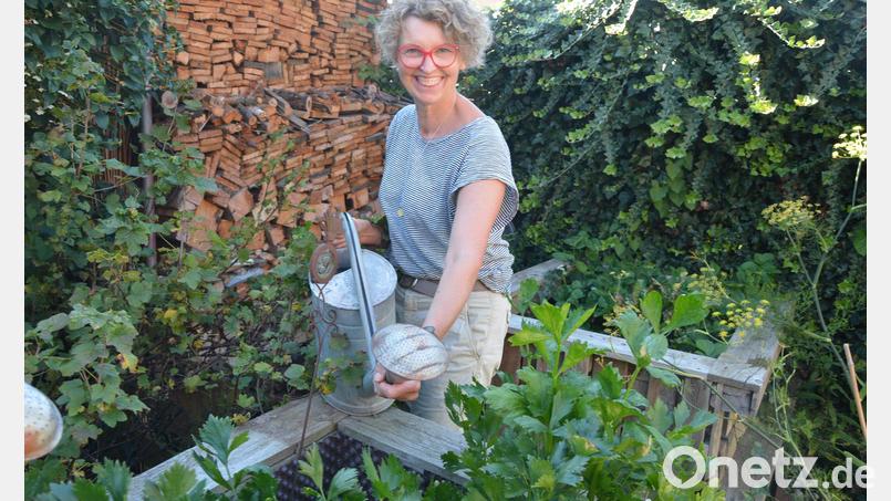 Täglich viel gießen muss Anneliese Andörfer in ihrem Naturgarten in Pleußen. Bild: jr