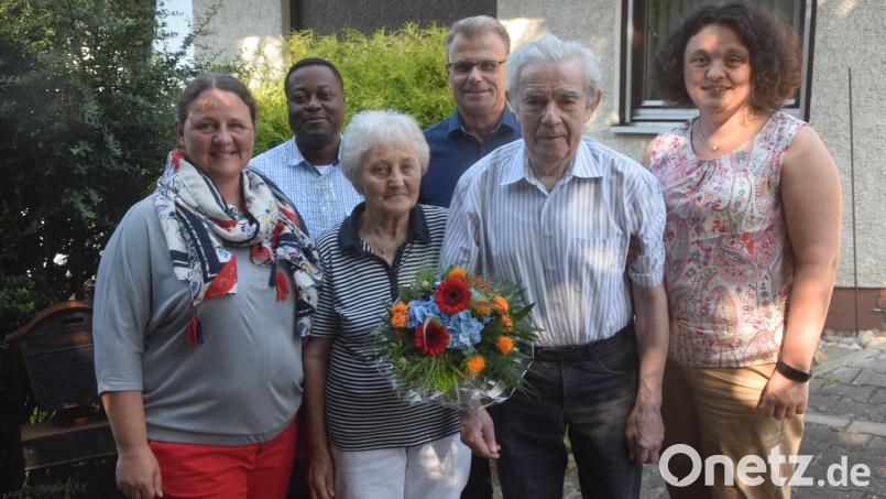 Heidi und Georg Bauer (vorne, Mitte) sind 50 Jahre verheiratet. Pfarrer Edwin Ozioko und Bürgermeister Karlheinz Budnik (hinten von links) gratulieren. Bild: fz