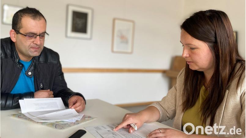 Abdul Salim und Patrycja Sobczyk gehen zusammen einen Antrag auf Kindergeld durch, der bereits im April gestellt und erst Anfang September genehmigt wurde. Bild: Schönhofen