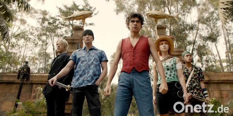 Taz Skylar als Sanji (l-r), Mackenyu Arata als Roronoa Zoro, Iñaki Godoy als Monkey D. Luffy, Emily Rudd als Nami und Jacob Romero Gibson als Usopp im ersten Teil der Netflix-Serie „One Piece“. Bild: Cr. Courtesy/Netflix/dpa