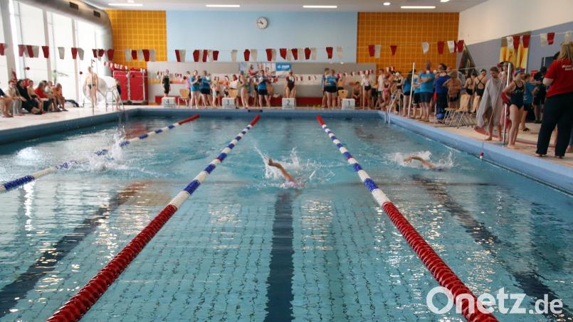 Das Auerbacher Hallenbad - im Bild bei einer Stadtmeisterschaft im Schwimmen - soll saniert werden, wenn es dafür Fördermittel gibt. Archivbild: jma