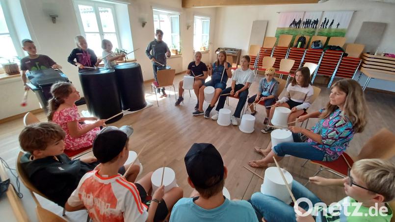 Auch mit Haushaltsgegenständen kann man Musik machen. Für die Workshop-Teilnehmer ein völlig neue Erfahrung. Bild: hme