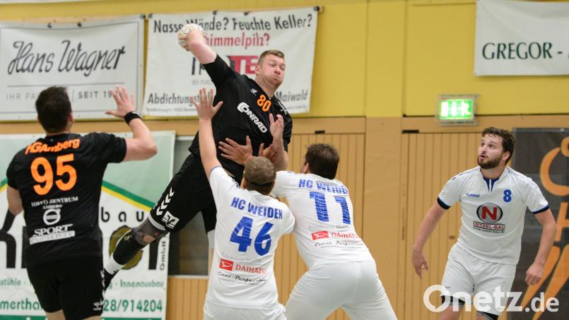 Bastian Schaller (am Ball) von der Amberg steigt hoch und lässt die Abwehr der HSG Weiden alt aussehen. Die HG Amberg feierte zum Saisonauftakt einen ungefährdeten Derbysieg. Bild: Maria Gruber