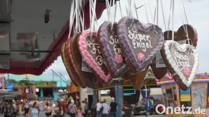 Neben Fahrgeschäften auszuprobieren, können Besucher auf dem Volksfest auch ordentlich schlemmen. Bild: Gabi Schönberger