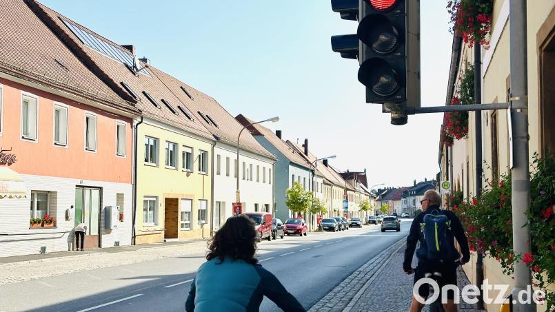Für Radfahrer nicht unproblematisch ist die Ortsdurchfahrt Schnaittenbach, weil es innerorts ab der Apotheke keinen Radweg gibt. Bild: e