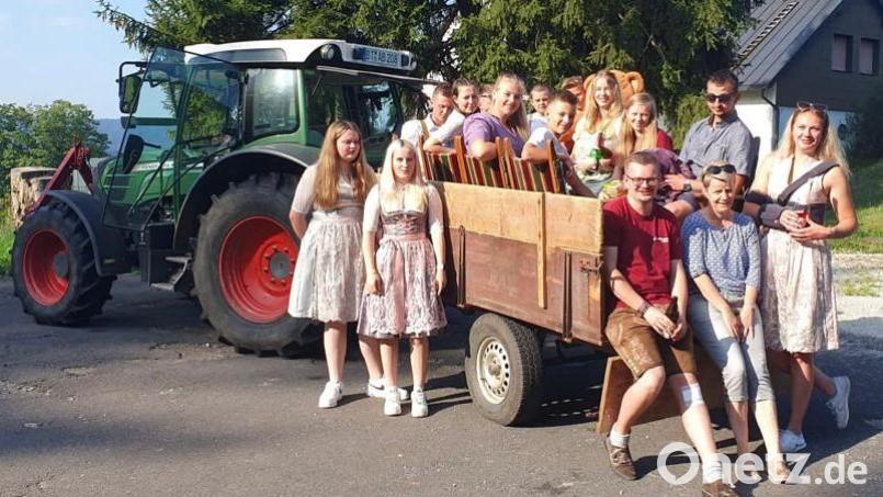 Die Dorfjugend beim Umzug durch das Dorf. Bild: H. Hautmann/exb