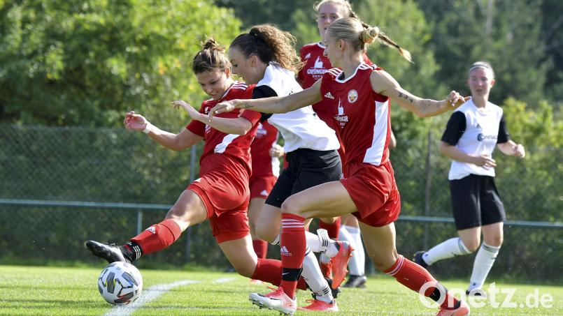 Kapitänin Lena Götz (Mitte) vom TSV Theuern hatte in dieser Szene die große Chance, ihre Mannschaft in Führung zu bringen, doch Katrin Hölzl (links) und Sophia Meier (rechts) vom SC Amicitia München konnten noch rechtzeitig stören. Bild: Hubert Ziegler