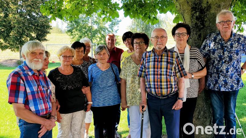 Beim Klassentreffen tauschten die ehemaligen Schüler und Schülerinnen der Volksschule Kulmain Erinnerungen und Anekdoten aus. Bild: Gerd Bayer/exb
