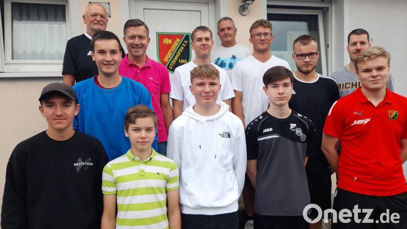 Die Fußball-Schiedsrichtergruppe Amberg bildete 13 Neulinge unter der Leitung von Lehrwart Walter Schimpke (hinten links) aus. Hausherrn Albert Wittmann (hinten rechts) von der DJK Utzenhofen gratulierte. Bild: gel