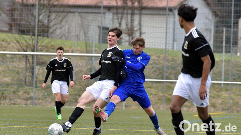 Florian Ottmann (Zweiter von links) brachte den SV Raigering mit einem Doppelpack früh in Führung. Archivbild: Hubert Ziegler