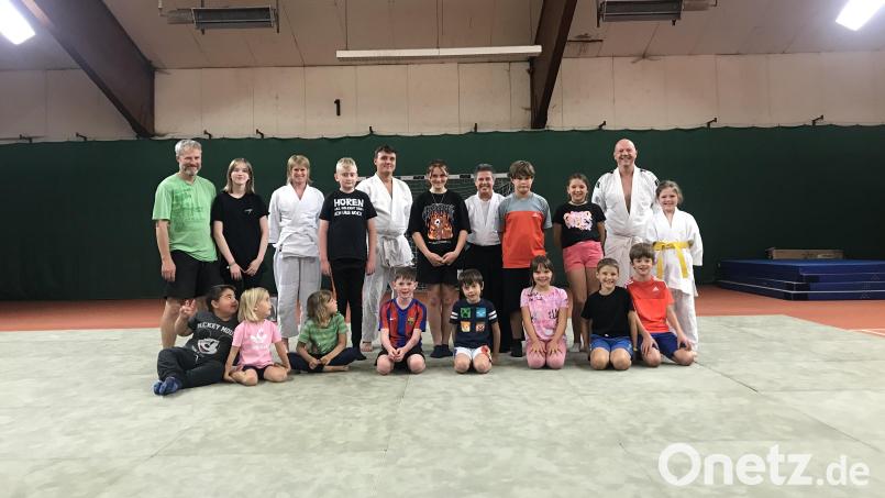Erfahrungen mit Aikido machten diese Kinder und Jugendlichen mit ihren Trainern im Ferienprogramm. Bild: Eugen Truderung/exb