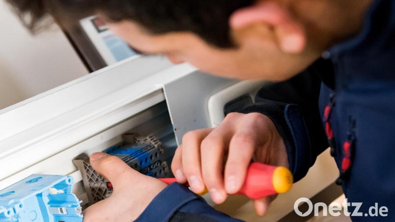 Jugendliche mit Migrations- oder Fluchthintergrund sollen auf dem deutschen Arbeitsmarkt Fuß fassen können. Das Kausa-Projekt gibt dabei Betrieben wie Eltern Hilfestellung und sensibilisiert Multiplikatoren für die Chancen der dualen Ausbildung. Symbolbild: Daniel Bockwoldt