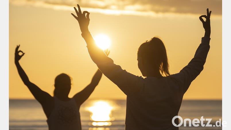 Mit Yoga sanft in den Tag starten: Das ist einer der Workshops, die am Freitag zum 30-jährigen Jubiläum des Dornrose e. V. angeboten werden. Symbolbild: Danny Lawson/PA Wire/dpa