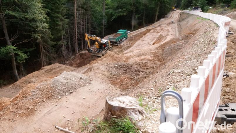 Die Arbeiten an der neuen Quellfassung am Buchrangen im Flötztal sind soweit fortgeschritten, dass demnächst der Sammelschacht gesetzt werden kann. Das Trinkwasser fließt von dort in den rund 50 Meter tiefer liegenden Hochbehälter von Ahornberg. Bild: bkr