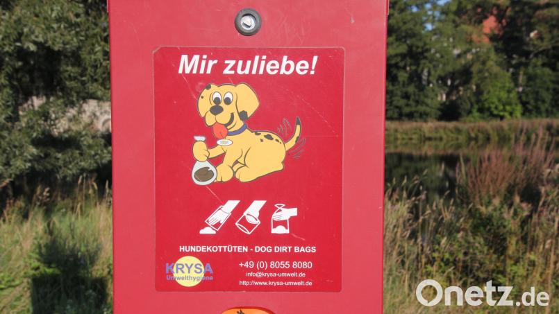 Eine Station mit Hundekot-Tüten. Doch viele Hundehalter nutzen das Angebot nicht oder werfen die Tüten einfach weg. Dagegen will Bürgermeister Klaus Meyer nun entschiedener als bisher vorgehen. Bild: kro