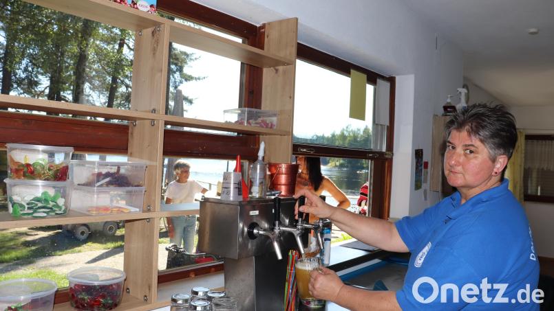 Auch wenn Angela Riedl viel um die Ohren hat, muss sie auch selbst im Kiosk am Großen Weiher in Plößberg mit Hand anlegen. Auch der Verkauf hier hat den Bierabsatz nach Corona wieder angekurbelt und die Bekanntheit ihrer Brauerei erhöht. Bild: flt