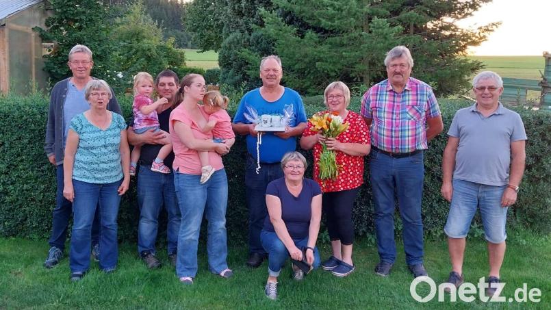 Regelmäßige Gäste im Bärnauer Umland sind Katja und Hans-Jürgen Konrad (Dritte und Vierter von rechts) aus Schleswig-Holstein. Ihre Gastgeber Hannelore (Zweite von links) und Bernhard Sertl (Zweiter von rechts) sowie Alfred Wolf (links) von der Tourist-Info bedankten sich für die Treue, ebenso weitere Familienmitglieder der Sertls und einige Nachbarn. Bild: awo