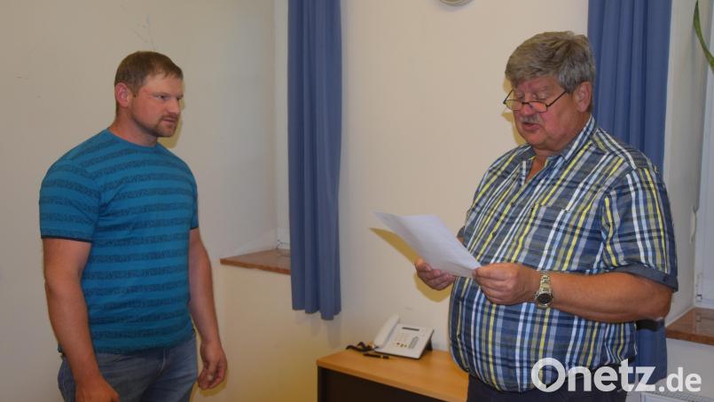 Bürgermeister Martin Schregelmann vereidigt Stefan Götz (rechts) als neuen Feldgeschworenen. Bild: fz