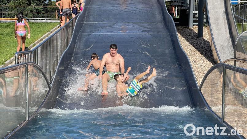 Ausgerutscht. Am Sonntag rutschen die Badegäste im Schätzlerbad letztmals in dieser Saison. Ab sofort hat das Freibad geschlossen. Bild: Karin Wilck