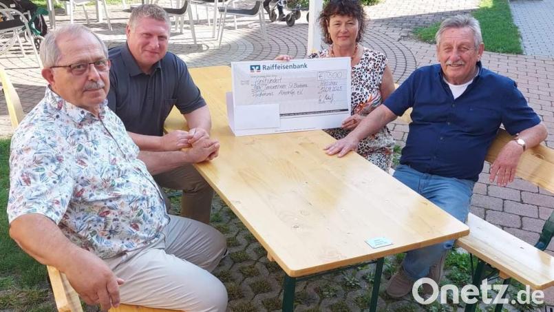 Über die neuen Sitzplatzgarnituren für das BRK-Seniorenheim Hirschau freuen sich (von links) Förderkreis-Schatzmeister Reinhold Birner, Schriftführer Martin Merkl. Heimleiterin Astrid Geitner und Vorsitzender Werner Schulz. Bild: u