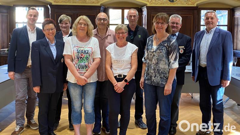 Blutspender-Ehrung in Auerbach: (von links) BRK-Kreisgeschäftsführer Sebastian Schaller, Eva Goß, Astrid Kraus (beide BRK Auerbach), Inge Richter, Norbert Oder, Dagmar Vogel, Hans-Joachim Kestler, Monika Rösel, Markus Kirzdörfer (BRK) und Bürgermeister Joachim Neuß. Nicht im Bild sind Thomas Lutz, Thorsten Eckert, Dieter Graf, Michaela Schnödt und Jeanette Woodroffe. Bild: Stadt Auerbach/exb