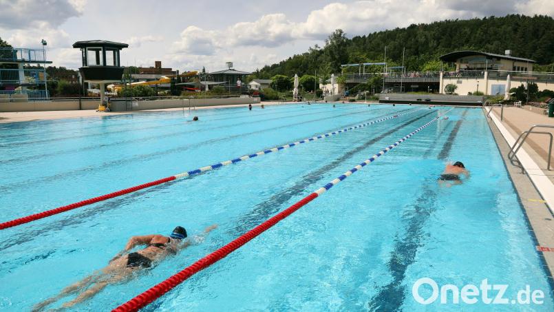 Die Freibad-Saison neigt sich dem Ende entgegen. Im Landkreis Schwandorf sind sämtliche Freibäder geschlossen - bis auf das Erlebnisbad in der Großen Kreisstadt, wo die Schwimmer ihre letzten Bahnen für dieses Jahr ziehen können. Archivbild: Götz