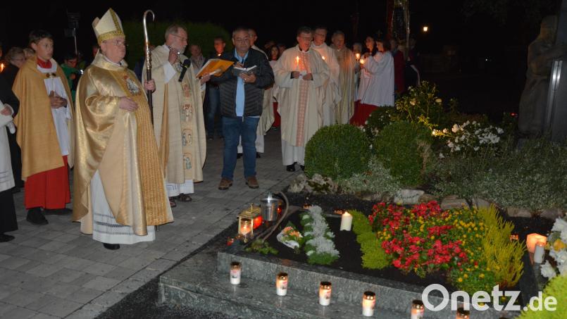 Eine Lichterprozession führte nach dem Gottesdienst zum Grab der Konnersreuther Resl. Zu Gast war Augsburgs Diözesanbischof Bertram Meier (vorne links). Bild: jr