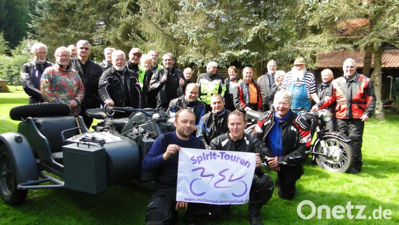 Nach 13 Jahren gibt Pfarrer im Ruhestand Johannes Blohm (rechts außen) die Leitung bei den Spirittouren mit dem Motorrad ab. Bild: Huber/exb