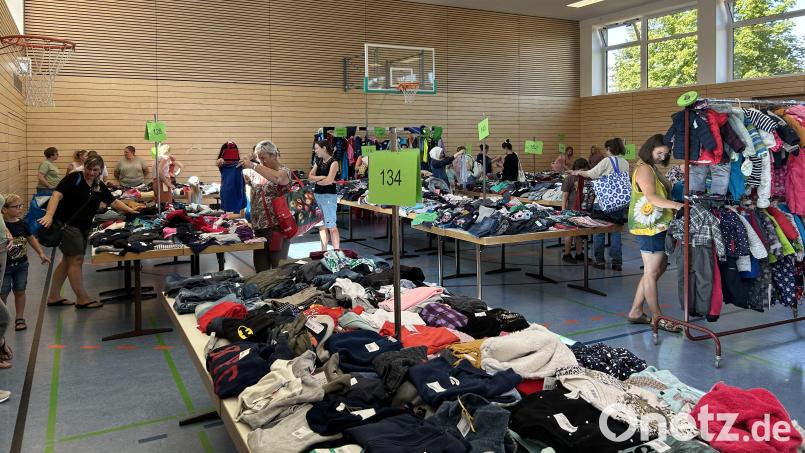 Beim Kinder- und Babybasar in der Mehrzweckhalle ist das Angebot groß. Bild:  Lehnert/exb