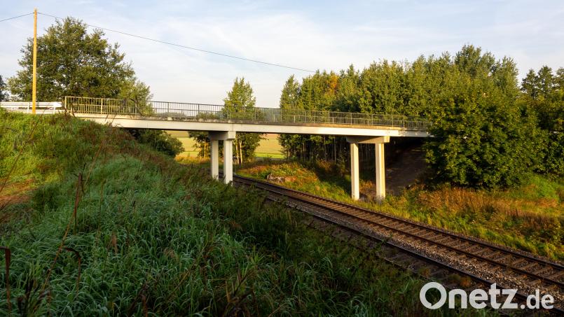Im Zuge der Elektrifizierung und Trassenverlegung der Bahnlinie bei Escheldorf muss auch die Brücke in Richtung Rechenlohe weichen; wie genau die künftige Wegesituation im Bereich aussehen wird, ist noch nicht abschließend geklärt. Bild: lum