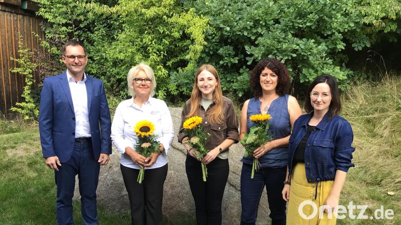 Rektor Jürgen Bayer hieß (von links) Michaela Lankl, Natalie Wolf und Beate Wettinger an der Mittelschule Tirschenreuth willkommen. Auch Konrektorin Cornelia Heller-Trinks wünschte einen guten Start. Bild: Carina Rieger/exb